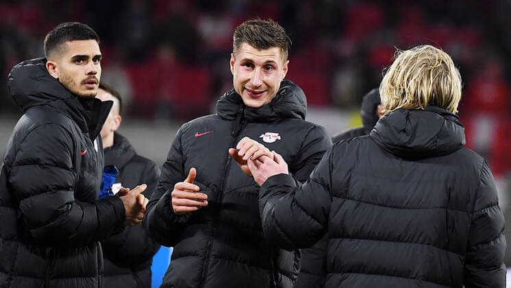 Fußball UEFA Europa League, Viertelfinale, Hinspiel Saison 2021 2022, RB Leipzig vs. Atalanta Bergamo (07.04.2022) Handshake Willi Orban (Innenverteidiger RB Leipzig, Rueckennummer 4, 4) (Mitte) und Emil Forsberg (Linksaussen RB Leipzig, Rueckennummer 10, 10) (re.) nach dem Spiel RB Leipzig gegen Bergamo (07.04.2022). Andre Silva (Mittelstuermer RB Leipzig, Rueckennummer 33, 33) (li.) schaut zu. Leipzig Sachsen Deutschland Red Bull Arena