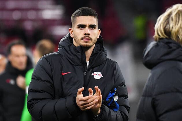 Fußball UEFA Europa League, Viertelfinale, Hinspiel Saison 2021 2022, RB Leipzig vs. Atalanta Bergamo (07.04.2022) Andre Silva (Mittelstuermer RB Leipzig, Rueckennummer 33, 33) applaudiert den Fans nach dem Spiel RB Leipzig gegen Bergamo (07.04.2022) Leipzig Sachsen Deutschland Red Bull Arena