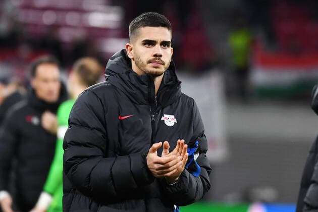 Fußball UEFA Europa League, Viertelfinale, Hinspiel Saison 2021 2022, RB Leipzig vs. Atalanta Bergamo (07.04.2022) Andre Silva (Mittelstuermer RB Leipzig, Rueckennummer 33, 33) applaudiert den Fans nach dem Spiel RB Leipzig gegen Bergamo (07.04.2022) Leipzig Sachsen Deutschland Red Bull Arena