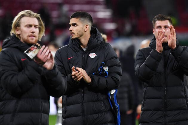 Fußball UEFA Europa League, Viertelfinale, Hinspiel Saison 2021 2022, RB Leipzig vs. Atalanta Bergamo (07.04.2022) Emil Forsberg (Linksaussen RB Leipzig, Rueckennummer 10, 10), Andre Silva (Mittelstuermer RB Leipzig, Rueckennummer 33, 33), Willi Orban (Innenverteidiger RB Leipzig, Rueckennummer 4, 4) (v.l.n.r.) nach dem Spiel RB Leipzig gegen Bergamo (07.04.2022) Leipzig Sachsen Deutschland Red Bull Arena
