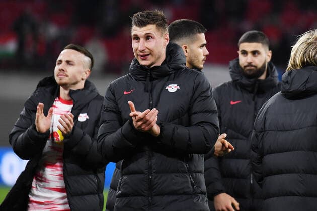 Fußball UEFA Europa League, Viertelfinale, Hinspiel Saison 2021 2022, RB Leipzig vs. Atalanta Bergamo (07.04.2022) Angelino (Linker Verteidiger RB Leipzig, Rueckennummer 3, 3),Willi Orban (Innenverteidiger RB Leipzig, Rueckennummer 4, 4), Andre Silva (Mittelstuermer RB Leipzig, Rueckennummer 33, 33), Josko Gvardiol (Innenverteidiger RB Leipzig, Rueckennummer 32, 32) (v.l.n.r.) nach dem Spiel RB Leipzig gegen Bergamo (07.04.2022) Leipzig Sachsen Deutschland Red Bull Arena