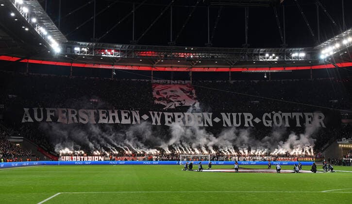 Sport Bilder des Tages FUSSBALL EUROPA LEAGUE SAISON 2021 2022 Viertelfinal Hinspiel Eintracht Frankfurt - FC Barcelona, Barca 07.04.2022 Die Eintracht Frankfurt Fankurve mit einer Choreographie vor dem Spiel fuer den verstorbenen Juergen Grabowski: Auferstehen werden nur Goetter!