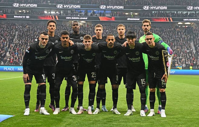 07.04.2022, xjhx, Fussball UEFA Europa League, Eintracht Frankfurt - FC Barcelona, Barca emspor, v.l. Teamfoto Mannschaftsfoto Eintracht (DFL DFB REGULATIONS PROHIBIT ANY USE OF PHOTOGRAPHS as IMAGE SEQUENCES and or QUASI-VIDEO) Frankfurt am Main