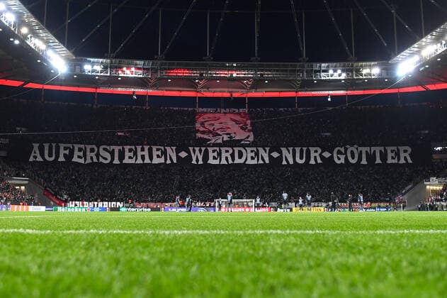 Fußball Europa League Viertelfinale Eintracht Frankfurt - FC Barcelona, Barca am 07.04.2022 im Deutsche Bank Park in Frankfurt Choreo Choreografie Franfurt Auferstehen werden nur Götter
