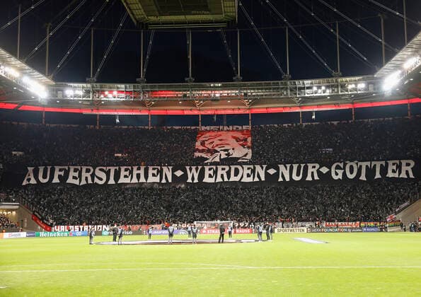 07.04.2022, Fussball, Europa League, Viertelfinale, Eintracht Frankfurt - FC Barcelona, Barca GER, Frankfurt am Main, Deutsche Bank Park Bild: v. li. Choreo der Eintracht Fans in Gedenken an Juergen Grabowski Copyright: HMBxMedia xHeikoxBecker