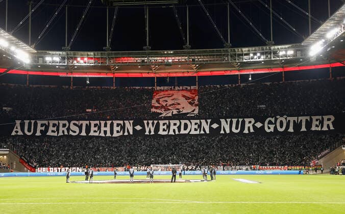 07.04.2022, Fussball, Europa League, Viertelfinale, Eintracht Frankfurt - FC Barcelona, Barca GER, Frankfurt am Main, Deutsche Bank Park Bild: v. li. Choreo der Eintracht Fans in Gedenken an Juergen Grabowski Copyright: HMBxMedia xHeikoxBecker