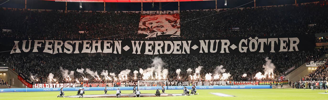 07.04.2022, Fussball, Europa League, Viertelfinale, Eintracht Frankfurt - FC Barcelona, Barca GER, Frankfurt am Main, Deutsche Bank Park Bild: v. li. Choreo der Eintracht Fans in Gedenken an Juergen Grabowski Copyright: HMBxMedia xHeikoxBecker