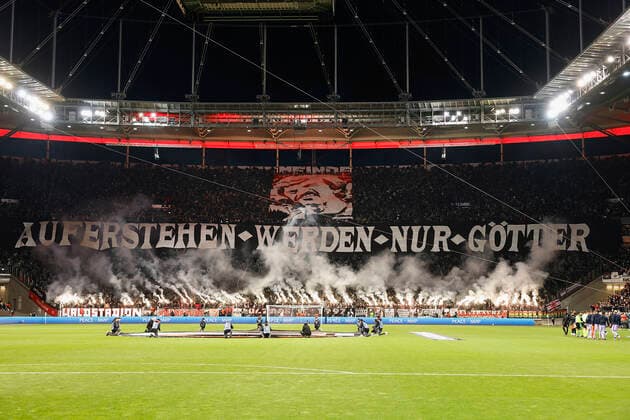 07.04.2022, Fussball, Europa League, Viertelfinale, Eintracht Frankfurt - FC Barcelona, Barca GER, Frankfurt am Main, Deutsche Bank Park Bild: v. li. Choreo der Eintracht Fans in Gedenken an Juergen Grabowski Copyright: HMBxMedia xHeikoxBecker