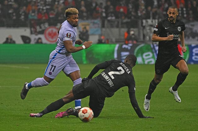 07.04.2022, xjhx, Fussball UEFA Europa League, Eintracht Frankfurt - FC Barcelona, Barca emspor, v.l. Adama Traore (FC Barcelona) Evan Ndicka N Dicka N«Dicka (Eintracht Frankfurt) Zweikampf, Aktion, action, battle for the ball (DFL DFB REGULATIONS PROHIBIT ANY USE OF PHOTOGRAPHS as IMAGE SEQUENCES and or QUASI-VIDEO) Frankfurt am Main