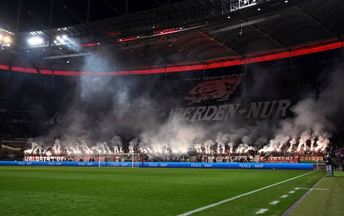 07.04.2022, xjhx, Fussball UEFA Europa League, Eintracht Frankfurt - FC Barcelona, Barca emspor, v.l. Choreographie der Frankfurter Fans Ultras Zuschauer Stimmung Juergen Grabowski zuenden Pyrotechnik, Bengalos, Boeller (DFL DFB REGULATIONS PROHIBIT ANY USE OF PHOTOGRAPHS as IMAGE SEQUENCES and or QUASI-VIDEO) Frankfurt am Main