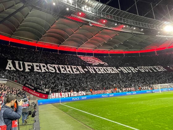 Fans von Eintracht Frankfurt feiern mit der Choreo Aufstehen werden nur Götter - Frankfurt 07.04.2022: Eintracht Frankfurt vs. FC Barcelona, Barca UEFA Europa League, Viertelfinale, Hinspiel