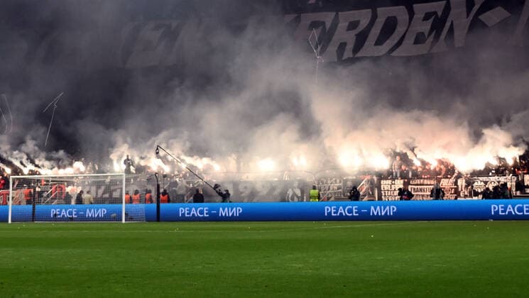 07.04.2022, xjhx, Fussball UEFA Europa League, Eintracht Frankfurt - FC Barcelona, Barca emspor, v.l. Choreographie der Frankfurter Fans Ultras Zuschauer Stimmung Juergen Grabowski zuenden Pyrotechnik, Bengalos, Boeller (DFL DFB REGULATIONS PROHIBIT ANY USE OF PHOTOGRAPHS as IMAGE SEQUENCES and or QUASI-VIDEO) Frankfurt am Main
