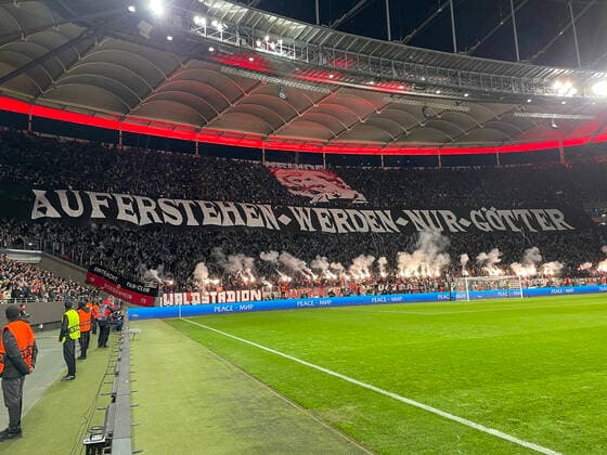 Fans von Eintracht Frankfurt feiern mit der Choreo Aufstehen werden nur Götter - Frankfurt 07.04.2022: Eintracht Frankfurt vs. FC Barcelona, Barca UEFA Europa League, Viertelfinale, Hinspiel