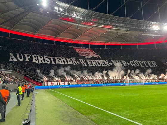 Fans von Eintracht Frankfurt feiern mit der Choreo Aufstehen werden nur Götter - Frankfurt 07.04.2022: Eintracht Frankfurt vs. FC Barcelona, Barca UEFA Europa League, Viertelfinale, Hinspiel