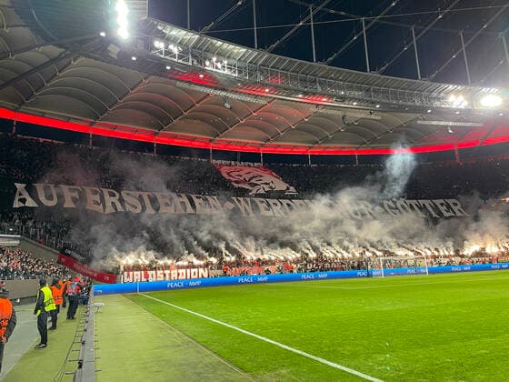 Fans von Eintracht Frankfurt feiern mit der Choreo Aufstehen werden nur Götter - Frankfurt 07.04.2022: Eintracht Frankfurt vs. FC Barcelona, Barca UEFA Europa League, Viertelfinale, Hinspiel