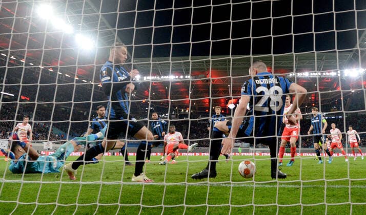 Fussball, Herren, Saison 2021 2022, Europa League (Viertelfinale, Hinspiel), RB Leipzig - Atalanta Bergamo, Merih Demiral (28, Atalanta Bergamo) rettet gegen Nordi Mukiele (M., RB Leipzig) auf der Linie, 07.04. 2022, Copyright: xSebastianxRäppoldx xMatthiasxKochx