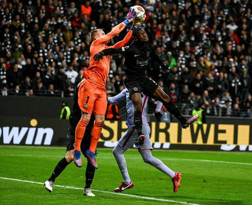 07.04.2022, xpsx, Fussball UEFA Europa League Viertelfinale, Eintracht Frankfurt - FC Barcelona, Barca v.l. Marc Andre ter Stegen (FC Barcelona), Evan Ndicka N Dicka NÂ Dicka (Eintracht Frankfurt) (DFL DFB REGULATIONS PROHIBIT ANY USE OF PHOTOGRAPHS as IMAGE SEQUENCES and or QUASI-VIDEO) emspor Frankfurt