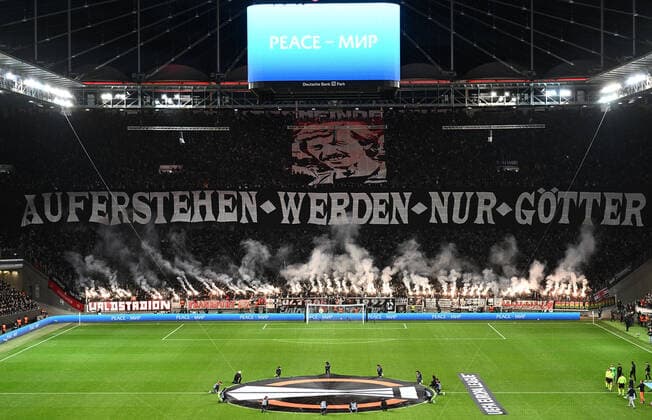 07.04.2022, xpsx, Fussball UEFA Europa League Viertelfinale, Eintracht Frankfurt - FC Barcelona, Barca v.l. Choreographie der Frankfurter Fans Ultras Zuschauer Stimmung Juergen Grabowski zuenden Pyrotechnik, Bengalos, Boeller (DFL DFB REGULATIONS PROHIBIT ANY USE OF PHOTOGRAPHS as IMAGE SEQUENCES and or QUASI-VIDEO) Frankfurt