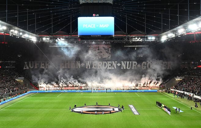 07.04.2022, xpsx, Fussball UEFA Europa League Viertelfinale, Eintracht Frankfurt - FC Barcelona, Barca v.l. Choreographie der Frankfurter Fans Ultras Zuschauer Stimmung Juergen Grabowski zuenden Pyrotechnik, Bengalos, Boeller (DFL DFB REGULATIONS PROHIBIT ANY USE OF PHOTOGRAPHS as IMAGE SEQUENCES and or QUASI-VIDEO) Frankfurt