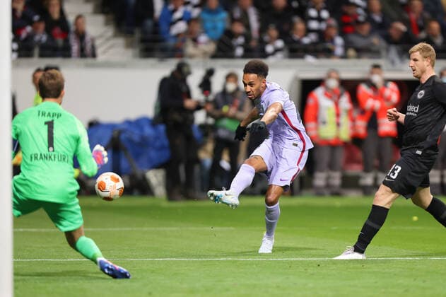 Eintracht Frankfurt - FC Barcelona, Barca UEFA Europa League Pierre-Emerick Aubameyang (FC Barcelona, 25) gegen Torwart Kevin Trapp (Eintracht Frankfurt, 1). Viertelfinal-Hinspiel der UEFA Europa League zwischen Eintracht Frankfurt und dem FC Barcelona am 7. April 2022 im Deutsche Bank Park in Frankfurt am Main., Frankfurt am Main Hessen Deutschland Deutsche Bank Park