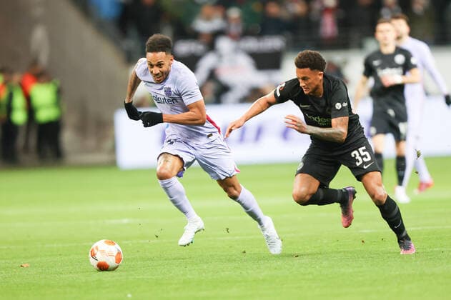 Eintracht Frankfurt - FC Barcelona, Barca UEFA Europa League Pierre-Emerick Aubameyang (FC Barcelona, 25) gegen Lucas Silva Melo, Tuta (Eintracht Frankfurt, 35). Viertelfinal-Hinspiel der UEFA Europa League zwischen Eintracht Frankfurt und dem FC Barcelona am 7. April 2022 im Deutsche Bank Park in Frankfurt am Main., Frankfurt am Main Hessen Deutschland Deutsche Bank Park