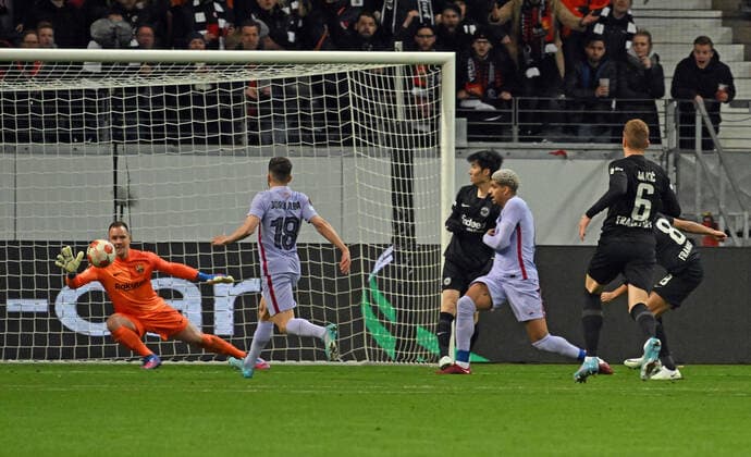 07.04.2022, xjhx, Fussball UEFA Europa League, Eintracht Frankfurt - FC Barcelona, Barca emspor, v.l. Torchance Djibril Sow (Eintracht Frankfurt) Marc Andre ter Stegen (FC Barcelona) (DFL DFB REGULATIONS PROHIBIT ANY USE OF PHOTOGRAPHS as IMAGE SEQUENCES and or QUASI-VIDEO) Frankfurt am Main