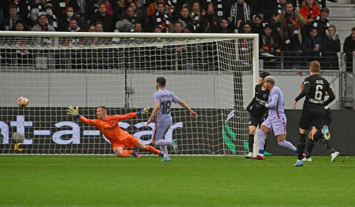 07.04.2022, xjhx, Fussball UEFA Europa League, Eintracht Frankfurt - FC Barcelona, Barca emspor, v.l. Torchance Djibril Sow (Eintracht Frankfurt) Marc Andre ter Stegen (FC Barcelona) (DFL DFB REGULATIONS PROHIBIT ANY USE OF PHOTOGRAPHS as IMAGE SEQUENCES and or QUASI-VIDEO) Frankfurt am Main
