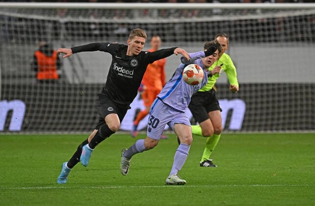 07.04.2022, xjhx, Fussball UEFA Europa League, Eintracht Frankfurt - FC Barcelona, Barca emspor, v.l. Kristijan Jakic (Eintracht Frankfurt) Gavi (FC Barcelona) Zweikampf, Aktion, action, battle for the ball (DFL DFB REGULATIONS PROHIBIT ANY USE OF PHOTOGRAPHS as IMAGE SEQUENCES and or QUASI-VIDEO) Frankfurt am Main