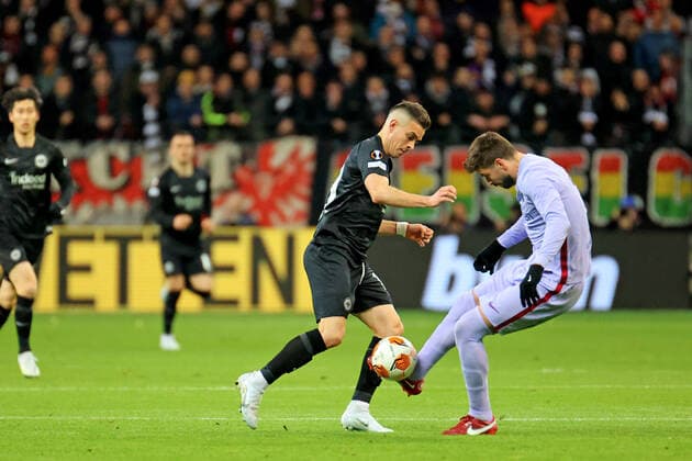 Frankfurt, Deutschland 07. April 2022: Europa League - 2021 2022 - Eintracht Frankfurt vs. FC Barcelona, Barca v. li. im Zweikampf Rafael Borre (Frankfurt) gegen Pique (Barca). Deutsche Bank Park Hessen Copyright: xFotostandx xRacochax