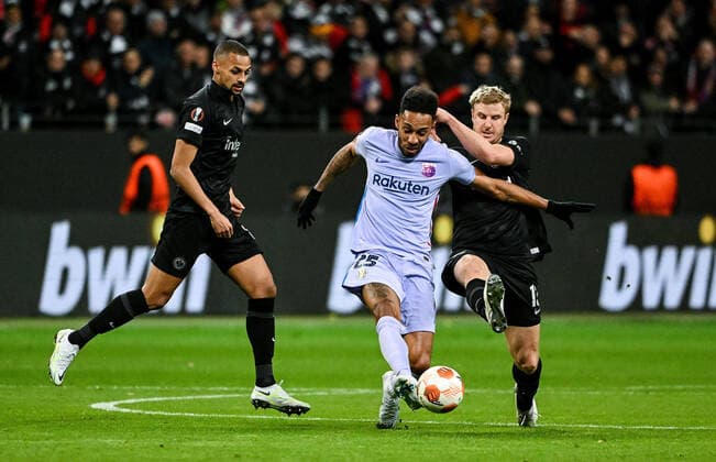 07.04.2022, xpsx, Fussball UEFA Europa League Viertelfinale, Eintracht Frankfurt - FC Barcelona, Barca v.l. Pierre-Emerick Aubameyang (FC Barcelona), Martin Hinteregger (Eintracht Frankfurt) (DFL DFB REGULATIONS PROHIBIT ANY USE OF PHOTOGRAPHS as IMAGE SEQUENCES and or QUASI-VIDEO) emspor Frankfurt