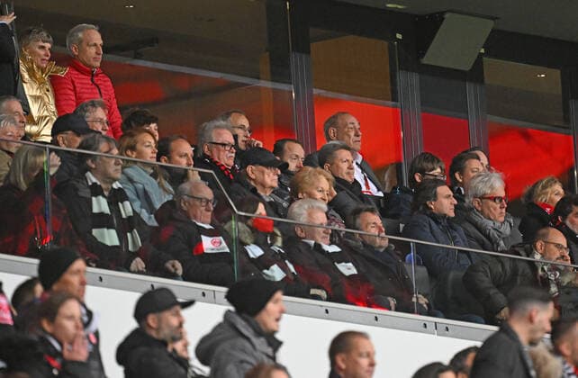 07.04.2022, xjhx, Fussball UEFA Europa League, Eintracht Frankfurt - FC Barcelona, Barca emspor, v.l. Führungsetage der Eintracht mit Praesident Peter Fischer (Eintracht Frankfurt) (DFL DFB REGULATIONS PROHIBIT ANY USE OF PHOTOGRAPHS as IMAGE SEQUENCES and or QUASI-VIDEO) Frankfurt am Main