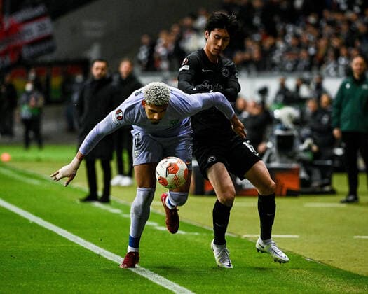 07.04.2022, xpsx, Fussball UEFA Europa League Viertelfinale, Eintracht Frankfurt - FC Barcelona, Barca v.l. Ronald Araujo (FC Barcelona), Daichi Kamada (Eintracht Frankfurt) (DFL DFB REGULATIONS PROHIBIT ANY USE OF PHOTOGRAPHS as IMAGE SEQUENCES and or QUASI-VIDEO) emspor Frankfurt