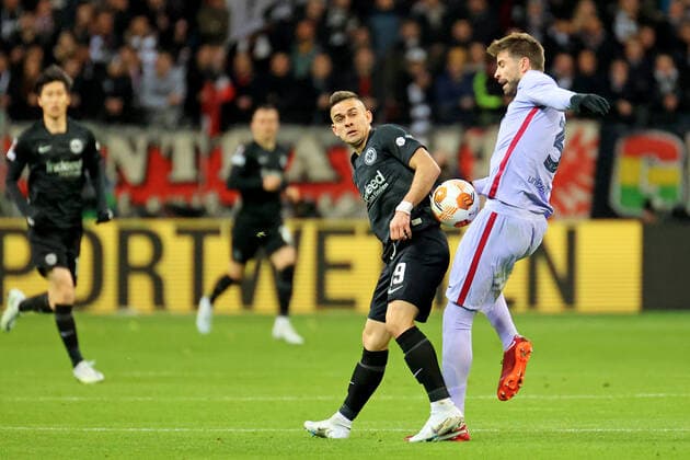 Frankfurt, Deutschland 07. April 2022: Europa League - 2021 2022 - Eintracht Frankfurt vs. FC Barcelona, Barca v. li. im Zweikampf Rafael Borre (Frankfurt) gegen Pique (Barca). Deutsche Bank Park Hessen Copyright: xFotostandx xRacochax