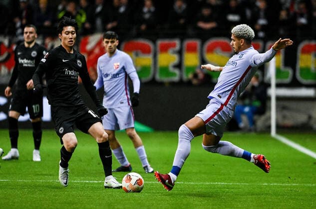 07.04.2022, xpsx, Fussball UEFA Europa League Viertelfinale, Eintracht Frankfurt - FC Barcelona, Barca v.l. Daichi Kamada (Eintracht Frankfurt), Ronald Araujo (FC Barcelona) (DFL DFB REGULATIONS PROHIBIT ANY USE OF PHOTOGRAPHS as IMAGE SEQUENCES and or QUASI-VIDEO) emspor Frankfurt