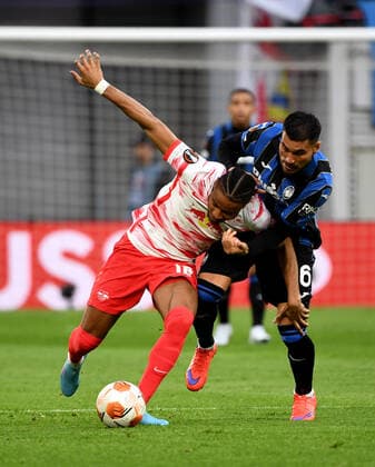 Fussball, Herren, Saison 2021 2022, Europa League (Viertelfinale, Hinspiel), RB Leipzig - Atalanta Bergamo, v. l. Christopher Nkunku (RB Leipzig), Jose Luis Palomino (Atalanta Bergamo), 07.04. 2022, Copyright: xSebastianxRäppoldx xMatthiasxKochx