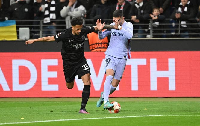 07.04.2022, xjhx, Fussball UEFA Europa League, Eintracht Frankfurt - FC Barcelona, Barca emspor, v.l. Tuta (Eintracht Frankfurt) Ferran Torres (FC Barcelona) Zweikampf, Aktion, action, battle for the ball (DFL DFB REGULATIONS PROHIBIT ANY USE OF PHOTOGRAPHS as IMAGE SEQUENCES and or QUASI-VIDEO) Frankfurt am Main