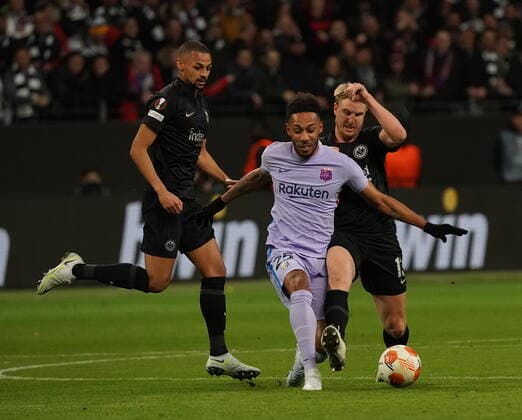 Euroleague, Eintracht Frankfurt vs FC Barcelona, Barca 07.04.2022, Deutsche Bank Park, Frankfurt, Euroleague, Eintracht Frankfurt vs FC Barcelona , im Bild Djibril Sow (Frankfurt), Pierre-Emerick Aubameyang (Barcelona), Martin Hinteregger (Frankfurt)