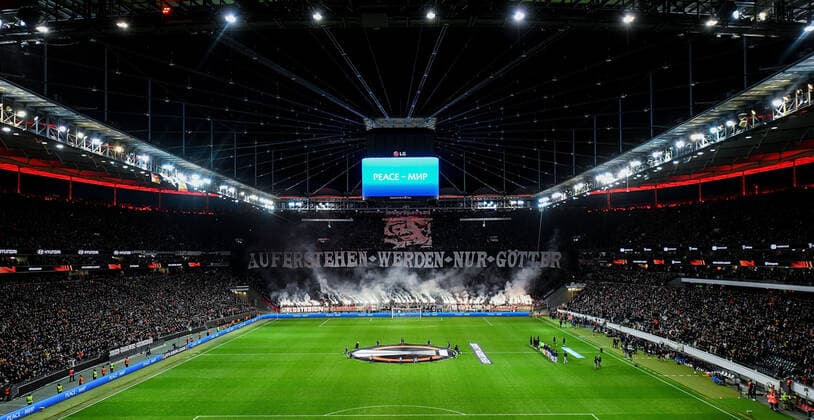 07.04.2022, xpsx, Fussball UEFA Europa League Viertelfinale, Eintracht Frankfurt - FC Barcelona, Barca v.l. Choreographie der Frankfurter Fans Ultras Zuschauer Stimmung Juergen Grabowski zuenden Pyrotechnik, Bengalos, Boeller (DFL DFB REGULATIONS PROHIBIT ANY USE OF PHOTOGRAPHS as IMAGE SEQUENCES and or QUASI-VIDEO) emspor Frankfurt
