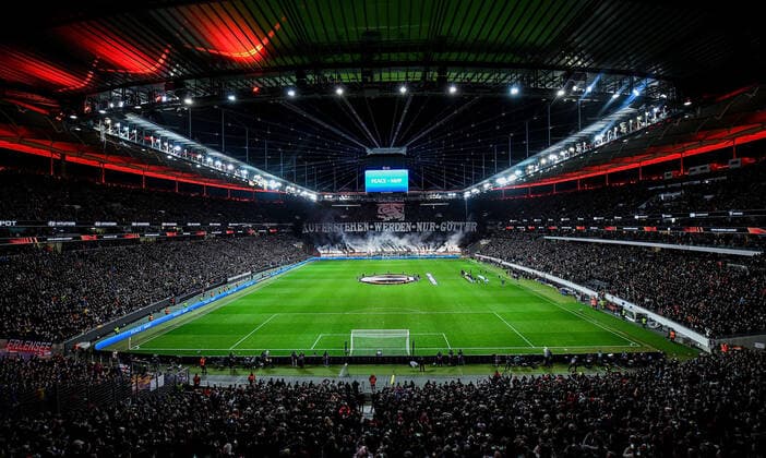 Sport Bilder des Tages 07.04.2022, xpsx, Fussball UEFA Europa League Viertelfinale, Eintracht Frankfurt - FC Barcelona, Barca v.l. Choreographie der Frankfurter Fans Ultras Zuschauer Stimmung Juergen Grabowski zuenden Pyrotechnik, Bengalos, Boeller (DFL DFB REGULATIONS PROHIBIT ANY USE OF PHOTOGRAPHS as IMAGE SEQUENCES and or QUASI-VIDEO) emspor Frankfurt