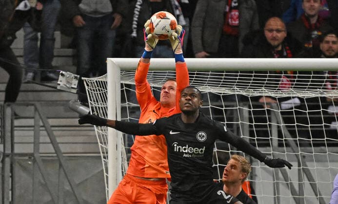 07.04.2022, xjhx, Fussball UEFA Europa League, Eintracht Frankfurt - FC Barcelona, Barca emspor, v.l. Marc Andre ter Stegen (FC Barcelona) Evan Ndicka N Dicka N«Dicka (Eintracht Frankfurt) Zweikampf, Aktion, action, battle for the ball Martin Hinteregger (Eintracht Frankfurt) zautz (DFL DFB REGULATIONS PROHIBIT ANY USE OF PHOTOGRAPHS as IMAGE SEQUENCES and or QUASI-VIDEO) Frankfurt am Main