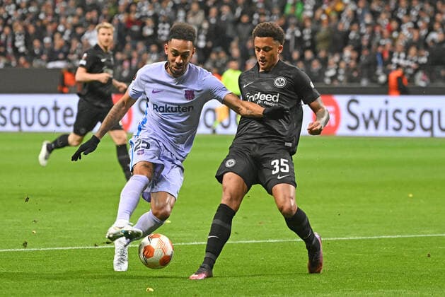 07.04.2022, xjhx, Fussball UEFA Europa League, Eintracht Frankfurt - FC Barcelona, Barca emspor, v.l. Pierre-Emerick Aubameyang (FC Barcelona) Tuta (Eintracht Frankfurt) Zweikampf, Aktion, action, battle for the ball (DFL DFB REGULATIONS PROHIBIT ANY USE OF PHOTOGRAPHS as IMAGE SEQUENCES and or QUASI-VIDEO) Frankfurt am Main