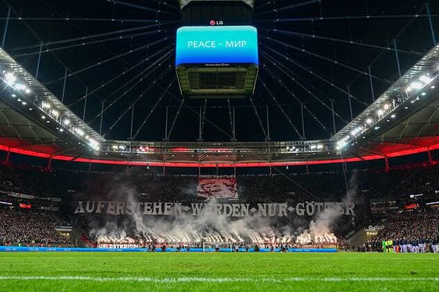 Frankfurt Fans mit Choreo, Eintracht Frankfurt vs. FC Barcelona, Barca Europa League, Viertelfinale, Hinspiel, 07.04.2022 Frankfurt Hessen Deutschland