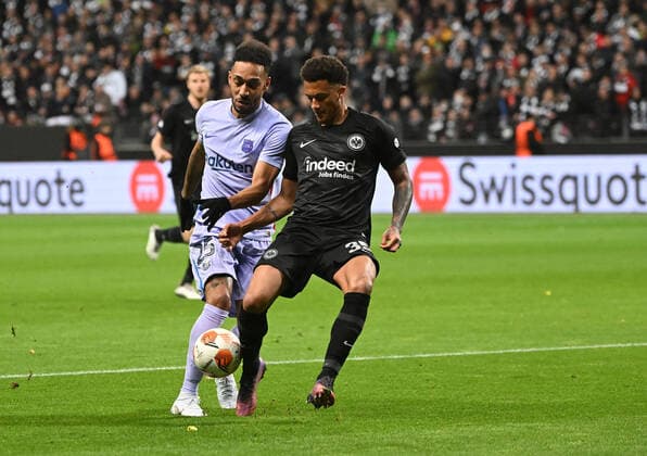 07.04.2022, xjhx, Fussball UEFA Europa League, Eintracht Frankfurt - FC Barcelona, Barca emspor, v.l. Pierre-Emerick Aubameyang (FC Barcelona) Tuta (Eintracht Frankfurt) Zweikampf, Aktion, action, battle for the ball (DFL DFB REGULATIONS PROHIBIT ANY USE OF PHOTOGRAPHS as IMAGE SEQUENCES and or QUASI-VIDEO) Frankfurt am Main