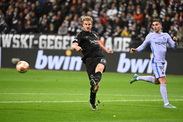 07.04.2022, xjhx, Fussball UEFA Europa League, Eintracht Frankfurt - FC Barcelona, Barca emspor, v.l. Martin Hinteregger (Eintracht Frankfurt) zautz Ferran Torres (FC Barcelona) (DFL DFB REGULATIONS PROHIBIT ANY USE OF PHOTOGRAPHS as IMAGE SEQUENCES and or QUASI-VIDEO) Frankfurt am Main