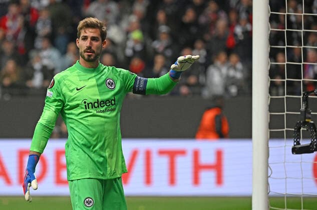 07.04.2022, xjhx, Fussball UEFA Europa League, Eintracht Frankfurt - FC Barcelona, Barca emspor, v.l. Kevin Trapp (Eintracht Frankfurt) gestikuliert gibt Anweisungen (DFL DFB REGULATIONS PROHIBIT ANY USE OF PHOTOGRAPHS as IMAGE SEQUENCES and or QUASI-VIDEO) Frankfurt am Main