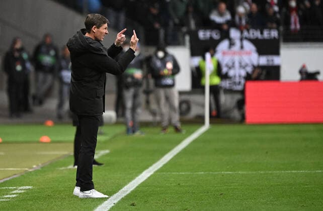 07.04.2022, xjhx, Fussball UEFA Europa League, Eintracht Frankfurt - FC Barcelona, Barca emspor, v.l. Trainer Oliver Glasner (Eintracht Frankfurt) zautz gestikuliert gibt Anweisungen (DFL DFB REGULATIONS PROHIBIT ANY USE OF PHOTOGRAPHS as IMAGE SEQUENCES and or QUASI-VIDEO) Frankfurt am Main