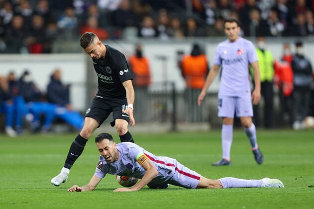 Eintracht Frankfurt - FC Barcelona, Barca UEFA Europa League Rafael Santos BorrÃ , Borre (Eintracht Frankfurt, 19) gegen Sergio Busquets (FC Barcelona, 5). Viertelfinal-Hinspiel der UEFA Europa League zwischen Eintracht Frankfurt und dem FC Barcelona am 7. April 2022 im Deutsche Bank Park in Frankfurt am Main., Frankfurt am Main Hessen Deutschland Deutsche Bank Park