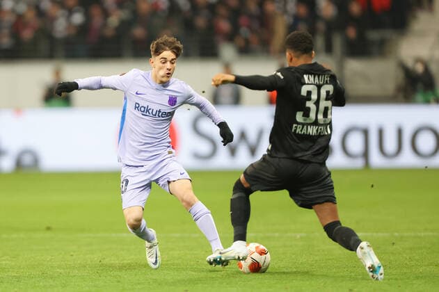 Eintracht Frankfurt - FC Barcelona, Barca UEFA Europa League Gavi (FC Barcelona, 30) gegen Ansgar Knauff (Eintracht Frankfurt, 36). Viertelfinal-Hinspiel der UEFA Europa League zwischen Eintracht Frankfurt und dem FC Barcelona am 7. April 2022 im Deutsche Bank Park in Frankfurt am Main., Frankfurt am Main Hessen Deutschland Deutsche Bank Park