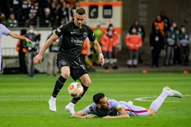 UEFA Europa League, Eintracht Frankfurt vs. FC Barcelona, Barca Deutsche Bank Park, Frankfurt, 07.04.2022 Rafael Santos Borre (Eintracht Frankfurt 19) & Sergio Busquets (FC Barcelona 5), Eintracht Frankfurt vs. FC Barcelona, Frankfurt, Deutsche Bank Park, 7.4.2022 Copyright: xBEAUTIFULxSPORTS Gawlikx