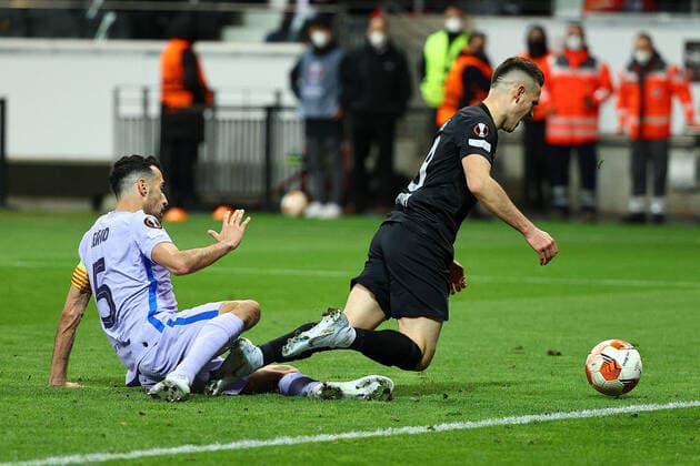 Frankfurt am Main, 07.04.2022 xjfx Fussball UEFA Europa League, Eintracht Frankfurt - FC Barcelona, Barca emspor, emonline, v.l., Kein Elfmeter, Busquets (FC Barcelona), Rafael Santos Borre Maury (Eintracht Frankfurt), Zweikampf, Action, Aktion, Battles for the Ball Copyright: JoaquimxFerreira